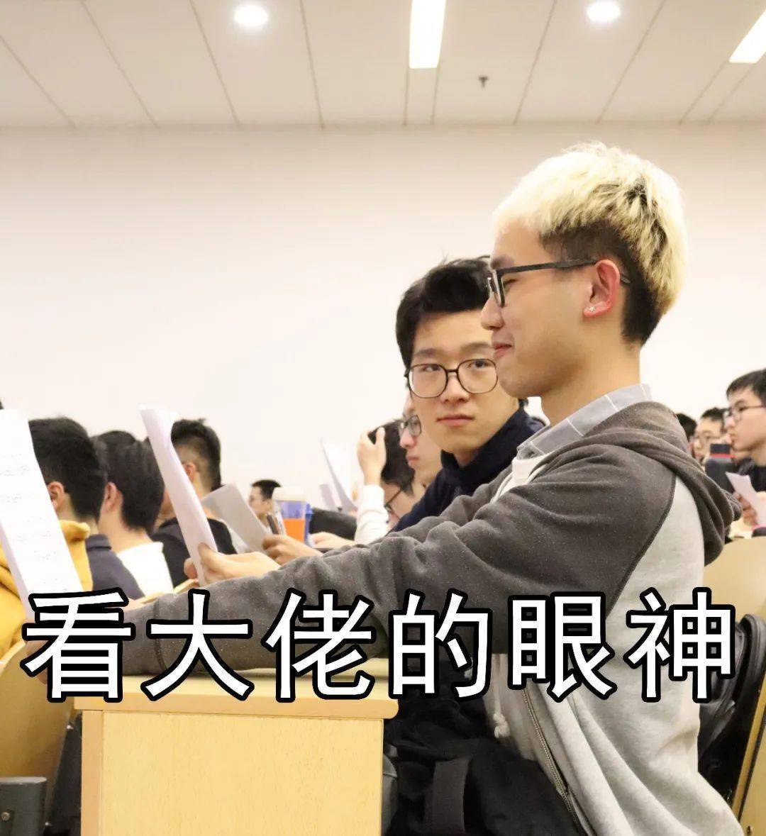 比赛过程中球队教练的调度成为关注焦点